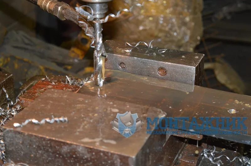 Просверлить отверстие 30 мм в металле. Крепление пластин на сверла. Dremel 4000. Просверлить пластины. Сверление отверстий в 30 швеллере.