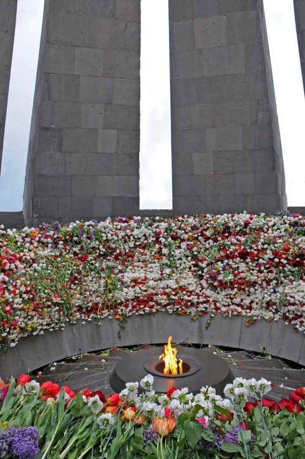 Мемориал геноцида армян цицернакаберд. Мемориальный комплекс цицернакаберд в ереване. Мемориал памяти жертвам геноцида. Мемориал геноцида армян цицернакаберд. Цицернакаберд в ереване.