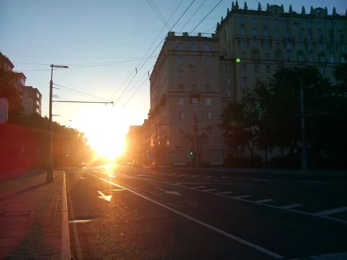 Прогулка ранним утром. Раннее утро в Москве. Москва рано утром. Утро раннее прогулка.