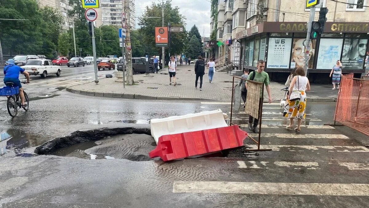 После не так давно прошедшего дождя. Асфальт. Глубокая лужа. Яма в асфальте. Ливень.