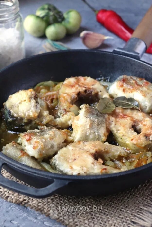 Минтай вкусно. Минтай на сковороде. блюда из минтая. вкусные блюда из минтая. минтай с овощами на сковороде.