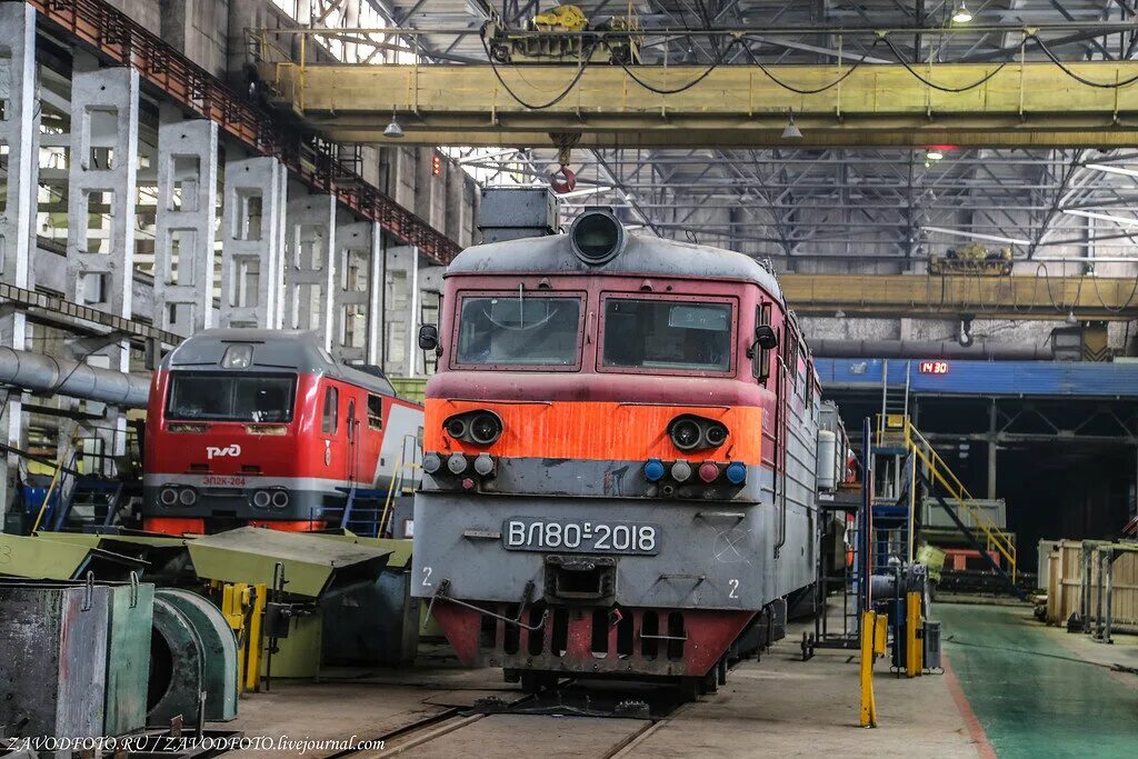 На стоянке электровоз. Вл80с депо. Эп2к в депо. Вл10 депо Курган. Эп2к депо Челябинск.