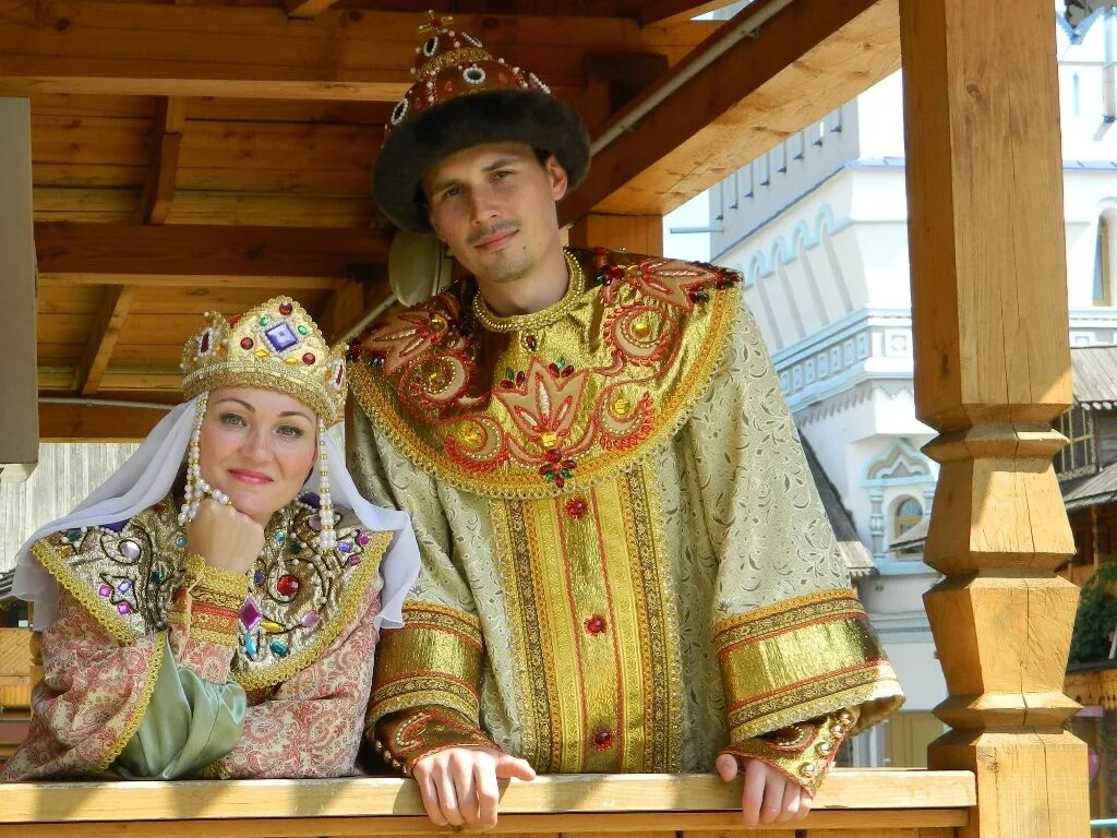 Русская красавица в сарафане. Русские девушки в национальной одежде. Найти русск. Русский алфавит. Костюмы царицы и царя.