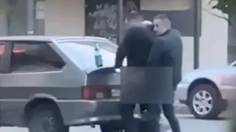 Двое мужчин занимаются