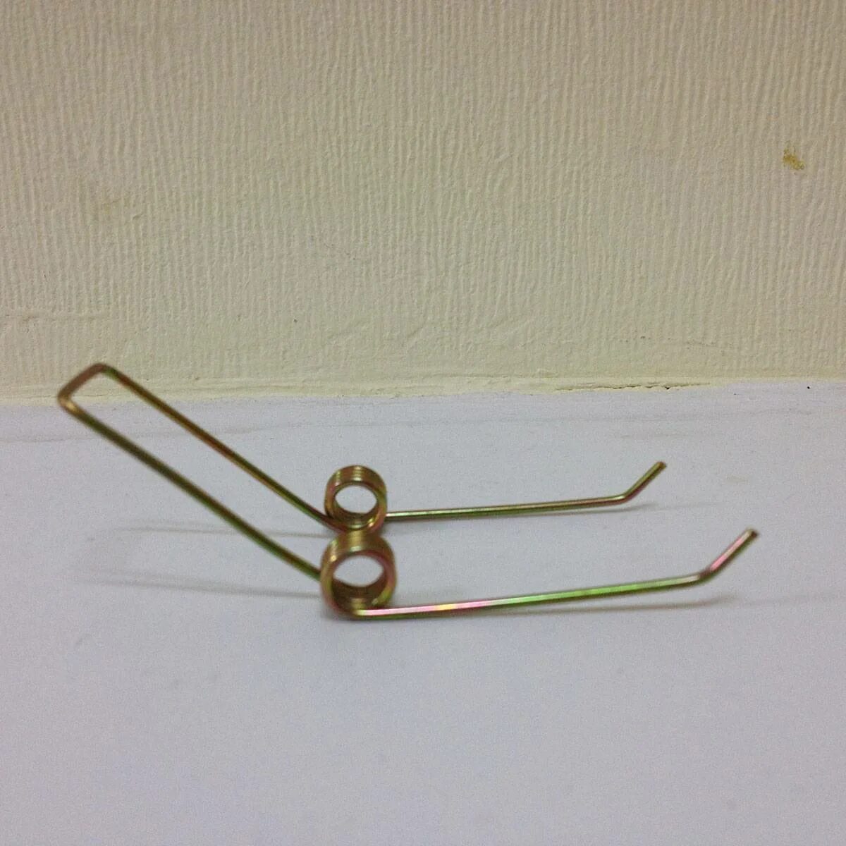 Пружина вильчатая 157138. Сделать пружину из проволоки. Пружинки из проволоки. Приспособление для изготовления пружин из проволоки своими руками. Сделать пружину.