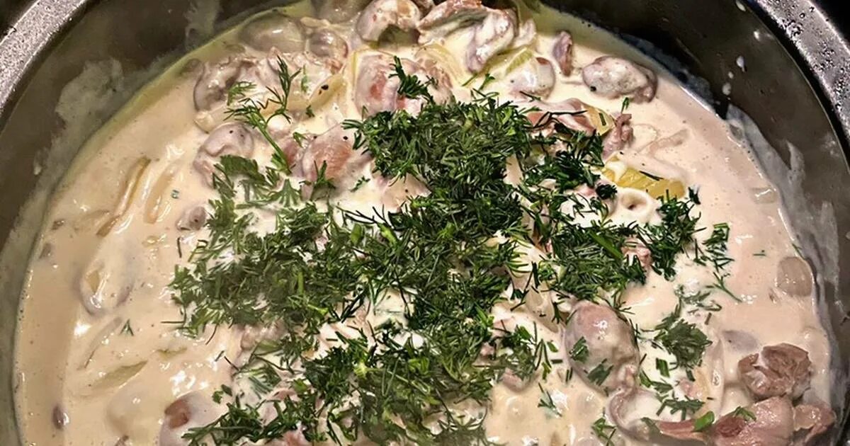 Куриные сердечки в соусе. Куриные сердечки тушеные в сметане. Куриные сердечки с вялеными томатами в сливочном соусе. Как приготовить сердечки со сливками. Куриные сердечки в сметане.