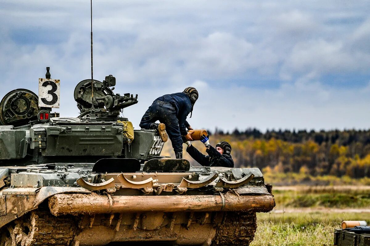 Танковые войска входят. Т-72б3. Учения танковых войск Ленинградской области. Танкисты войска. Танковые подразделения.