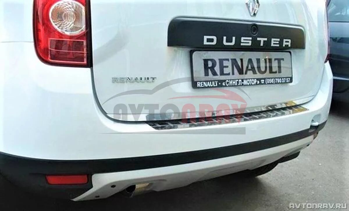 Накладка задней двери дастер. Накладка на кромку багажника Renault Duster. Накладка багажника Рено Дастер. Накладка крышки багажника Рено Дастер хром. Хромированная накладка крышки багажника Дастер.