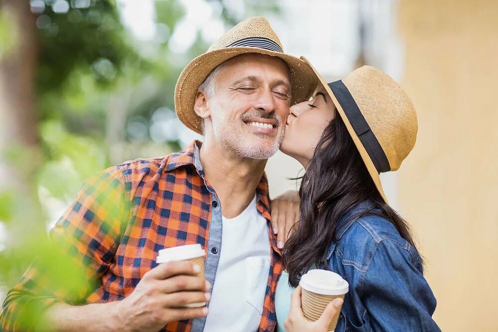 2 old man 1 girl. Пожилой мужчина и девушка. 2 old man 1 girl. Дедушка и молодая девушка. Старик с молодой девушкой.