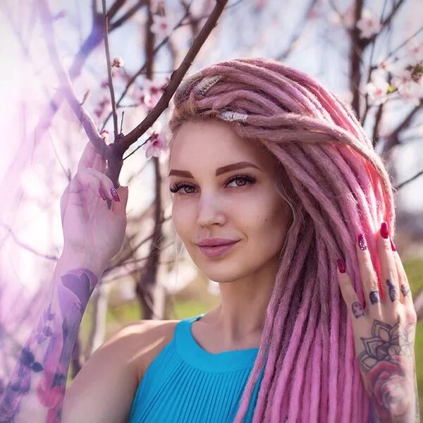 Розовые волосы дреды. Розовые дреды. Розовые дреды. Розовые дреды. Дреды 2023.