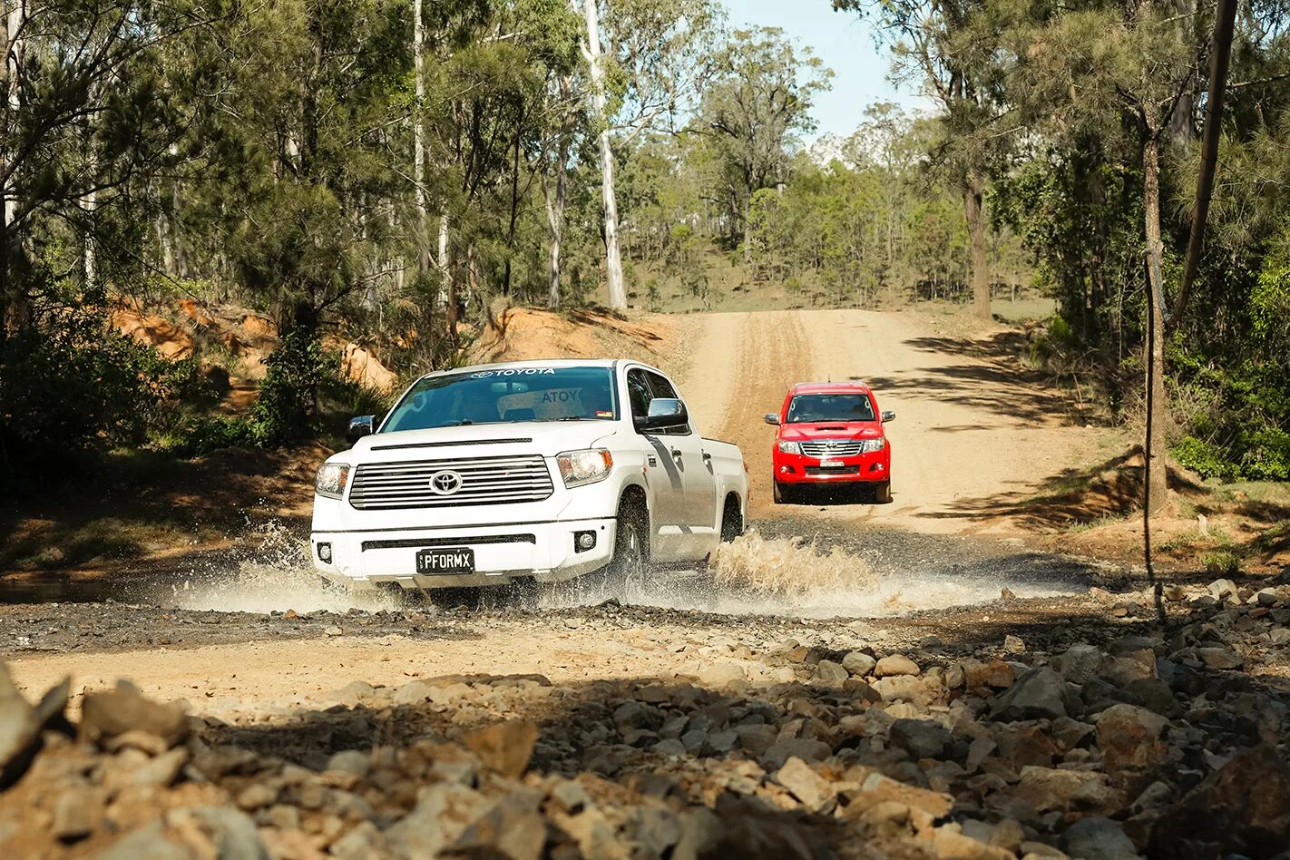 Тундра против. Toyota hilux vs toyota tundra. тойота hilux vs tundra. тойота тундра vs volkswagen. тойота тундра против тойота хайлюкс.