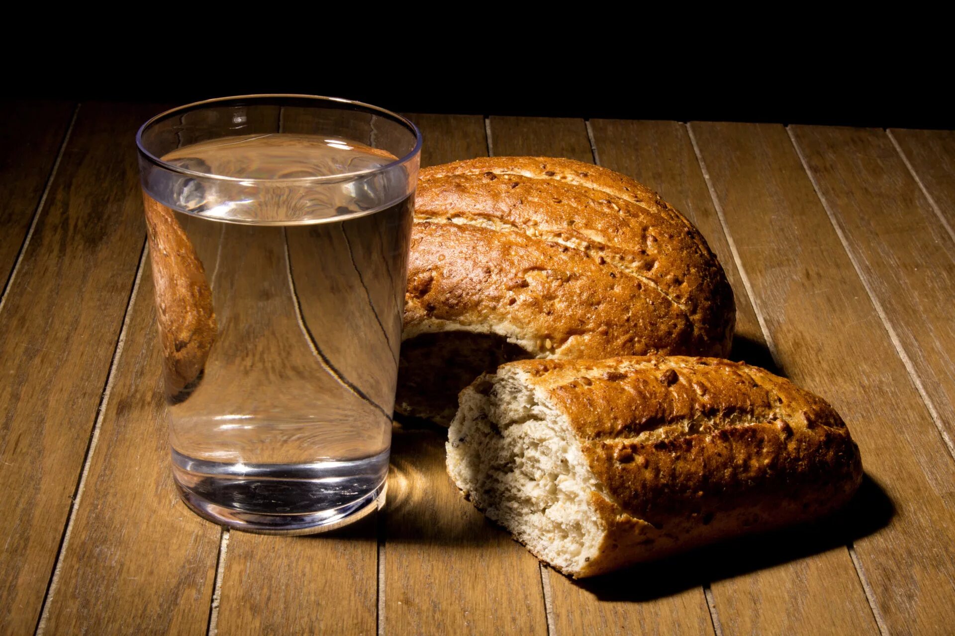 Воды и хлеба дай. Хлеб и вода. Рюмка с хлебом. Стакан воды и хлеб. Кусочек хлеба и вода.