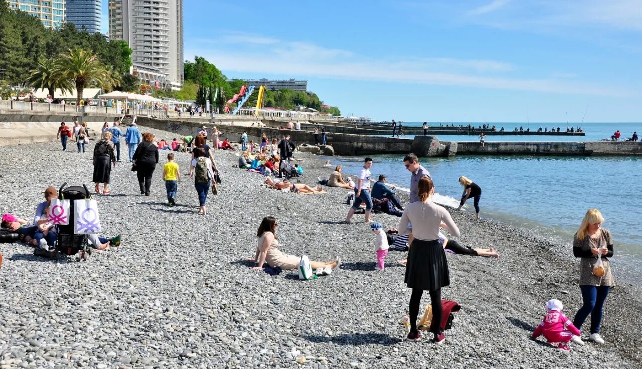 Город Сочи в апреле. Море в Сочи в апреле. Набережная Сочи в апреле. Адлер в начале апреля. Можно купаться в апреле в сочи