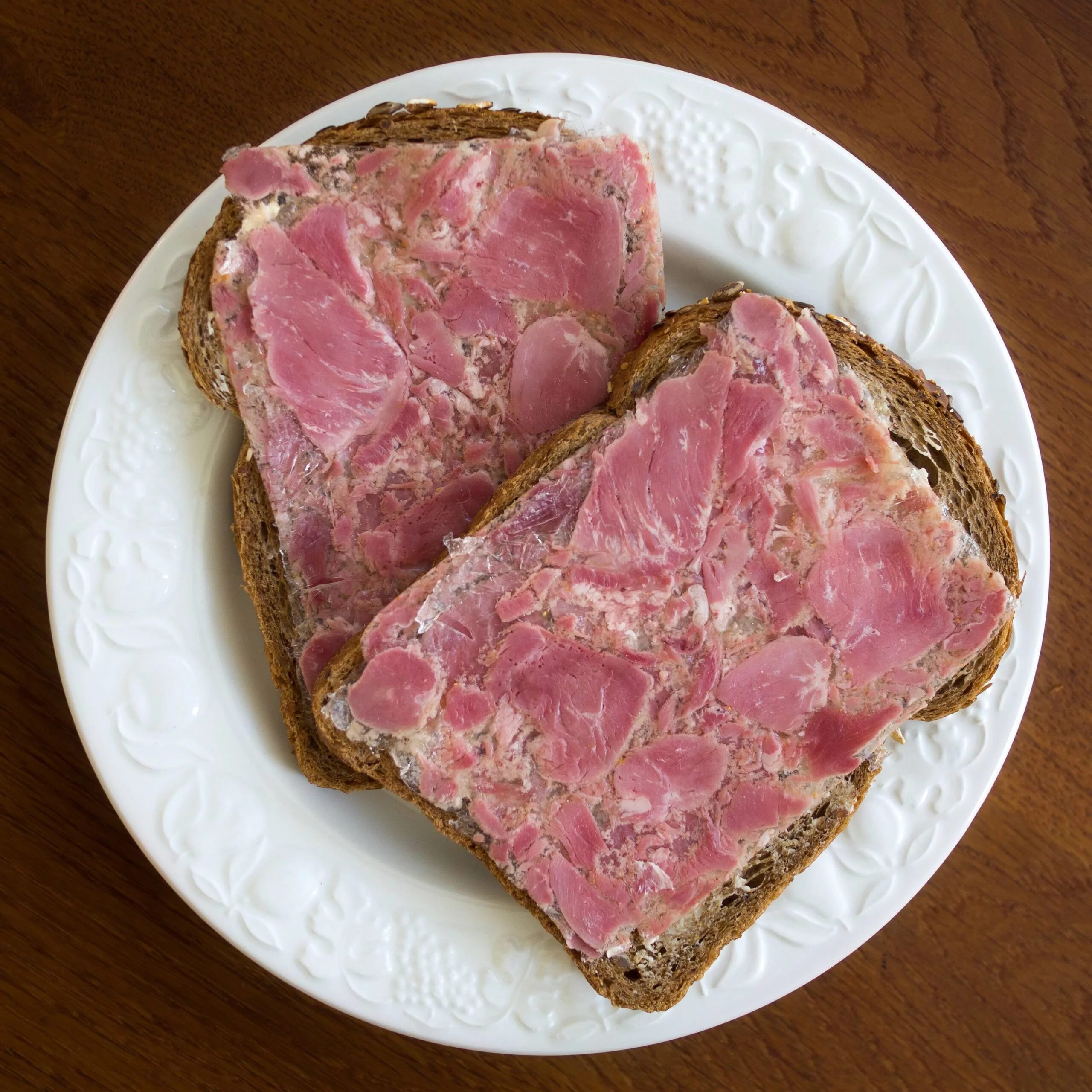 Прессованное мясо из головы. Прессованное мясо. свинина прессованная. зельц мясо. прессованное мясо из свинины.