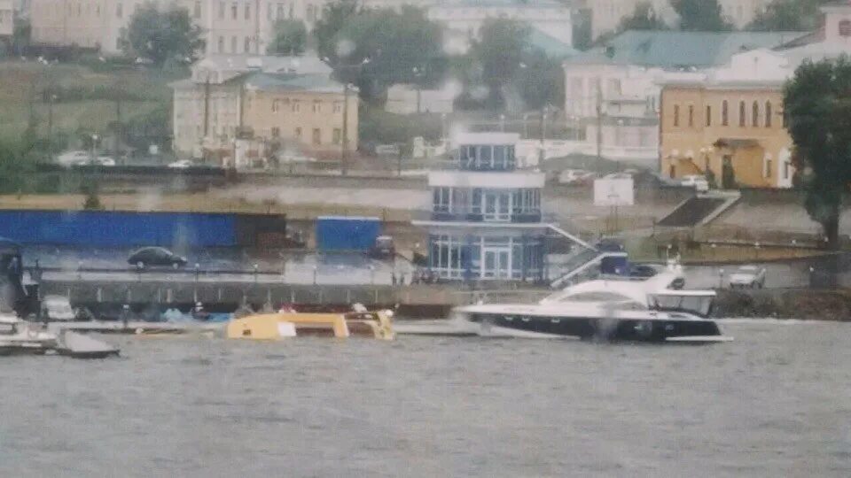 Утонули в чебоксарах. Золотая яхта Чебоксары затонула. Золотая яхта утонула в Чебоксарах. Яхты Чебоксары. Чебоксары катер.
