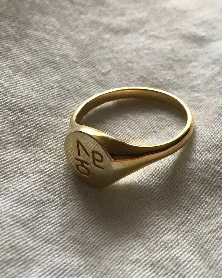 Кольцо лили брик от маяковского. Кольцо маяковского. Кольцо маяковского. Перстень маяковского. Лиля брик кольцо.