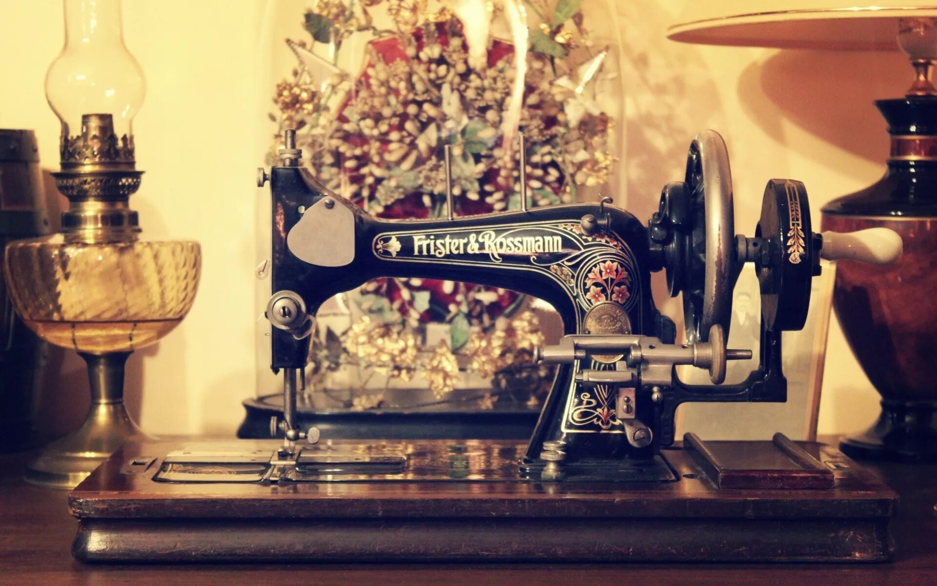 Швейная машинка 60. Швейная машинка ретро. Винтажная швейная машинка. Винтажные Швейные машинки. Швейная машинка Эстетика.