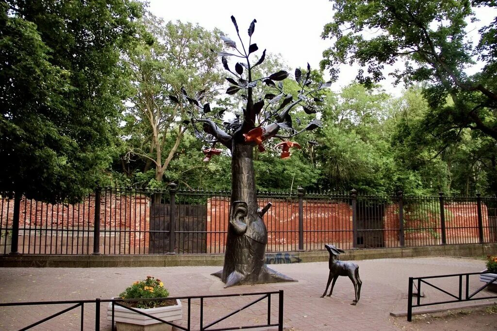 Дерево кронштадт желаний в кронштадте. Кронштадт питер дерево желаний. Железное дерево кронштадт. Дерево кронштадт желаний в кронштадте. Дерево желаний.