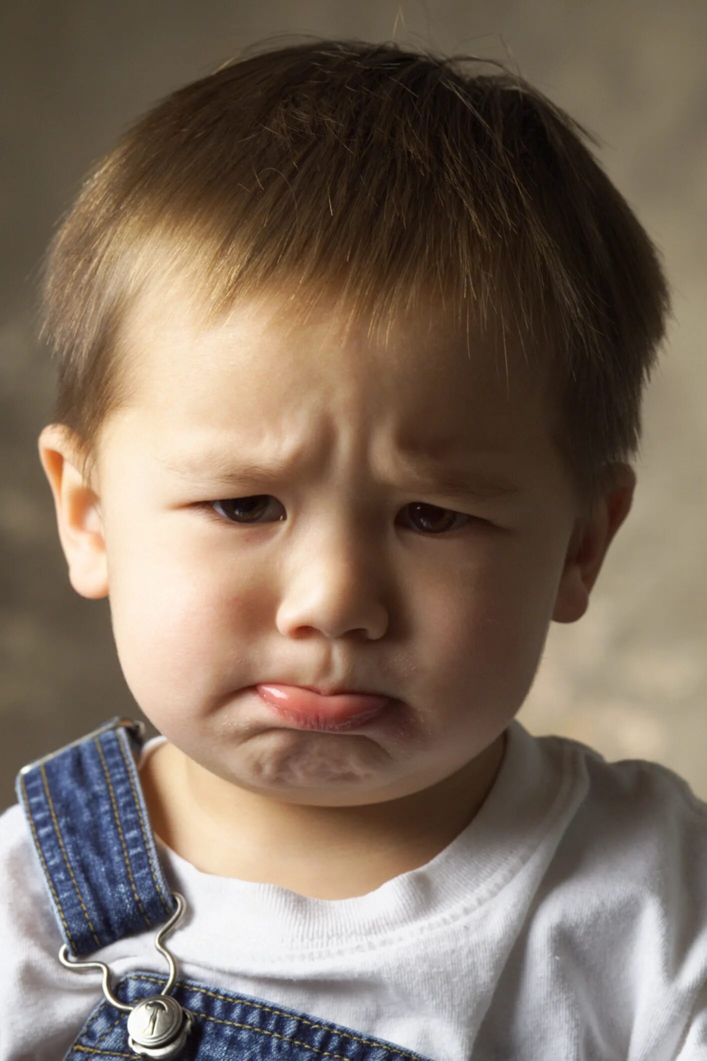 Грустный ребенок. Грустный мальчик. Маленькие девчонки. Детские эмоции. Грустный ребенок.