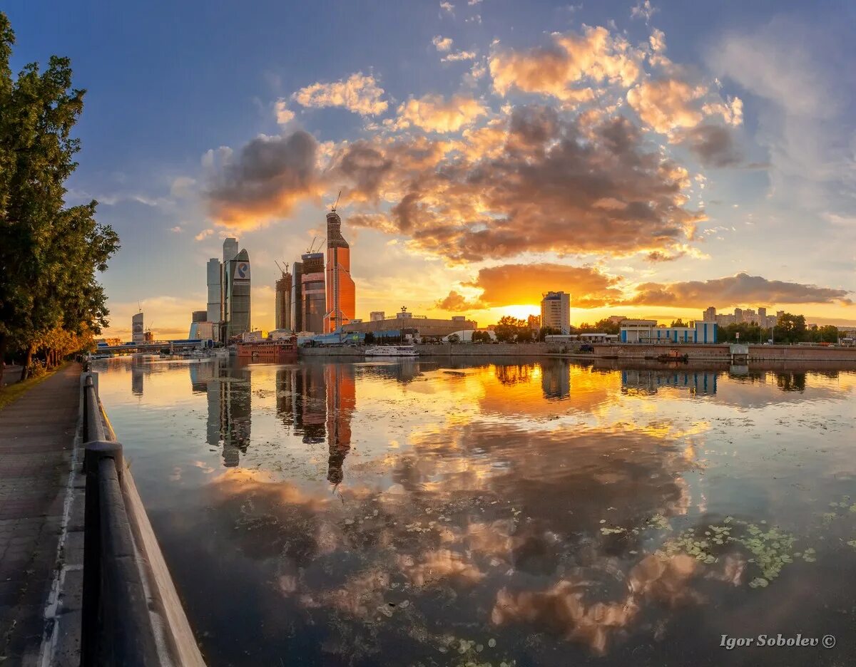 Красивый закат в москве. Московский закат. Московский закат. Закат в москве. Ростовская набережная закат.
