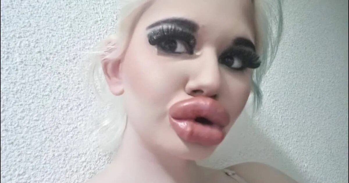 Губастая из давай поженимся. Андреа иванова самые большие губы. Песня большие губы. Песня большие губы. Муклы дягилева.