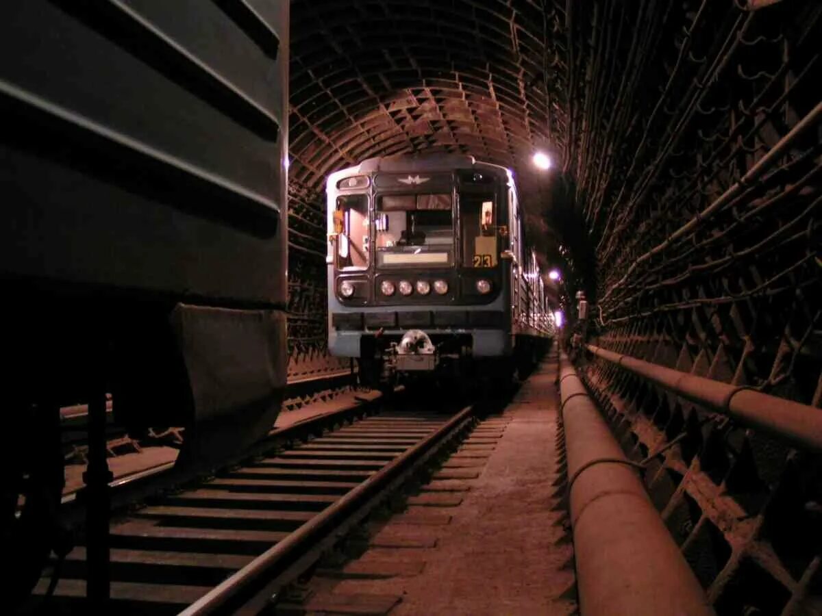 Перед входом в тоннель пассажирского поезда. Номерной вагон метро 2023. Еж3 в депо. Бородинская станция метро призрак. Еж3 поезд в метро 2033.