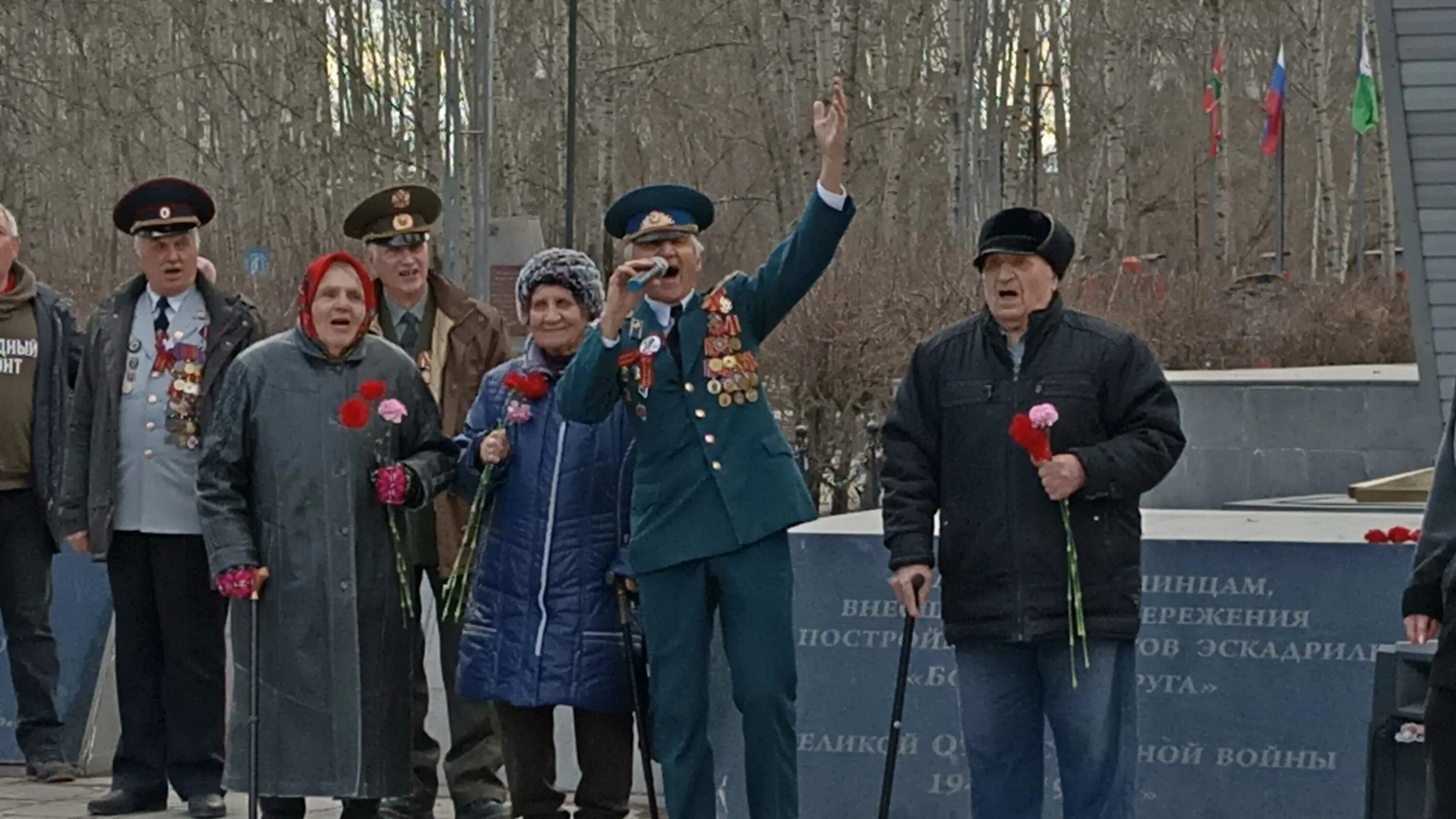 Ветераны Победы. Ветераны возлагают цветы к Вечному огню. Возложение цветов. Цветы ветеранам.