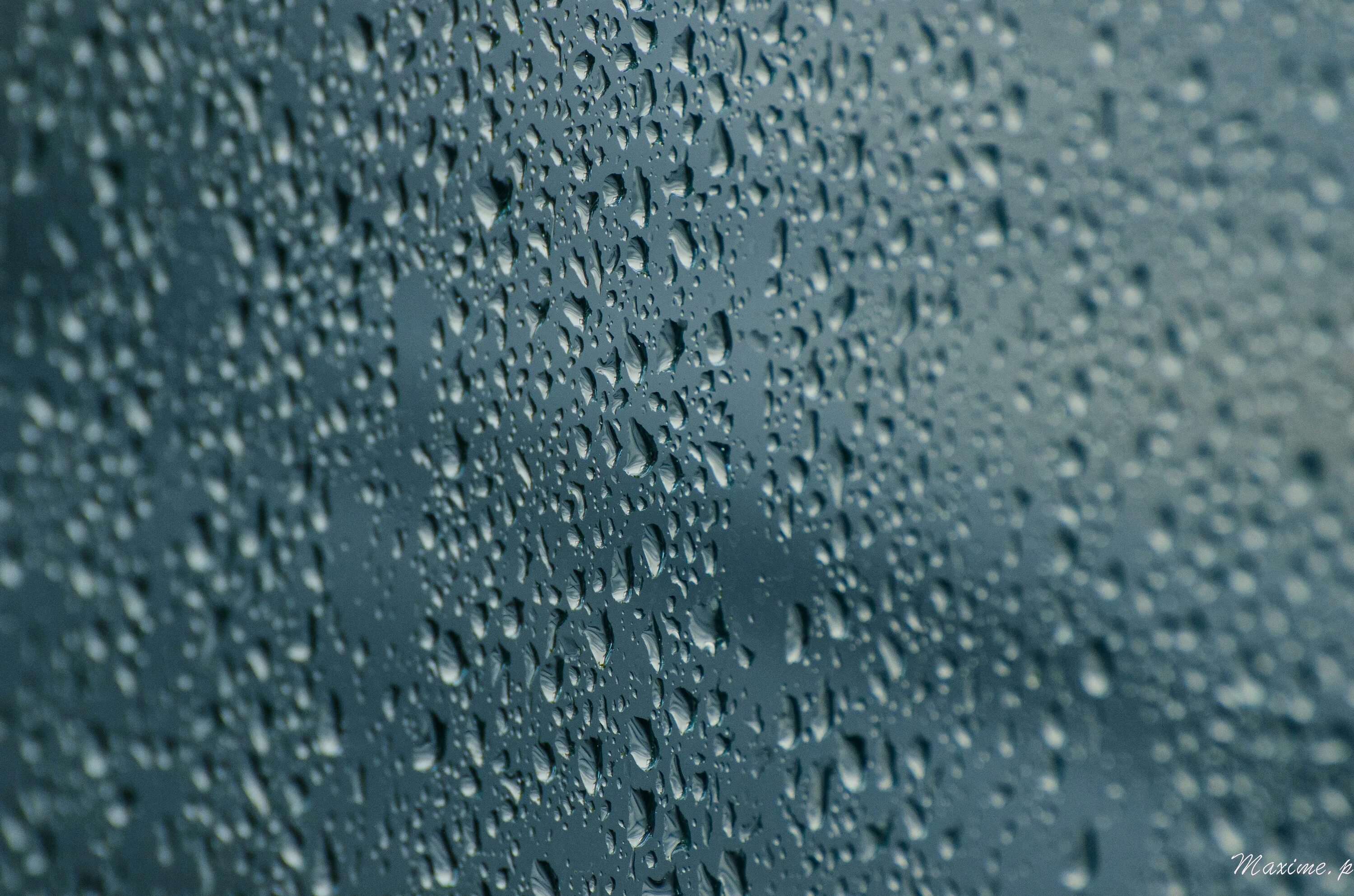 Капли на стекле. Текстура мокрого стекла. Капли дождя на стекле. Капли воды на поверхности.