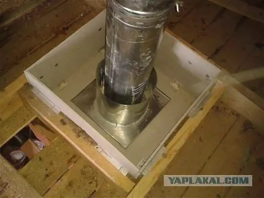 Сэндвич трубы через потолок