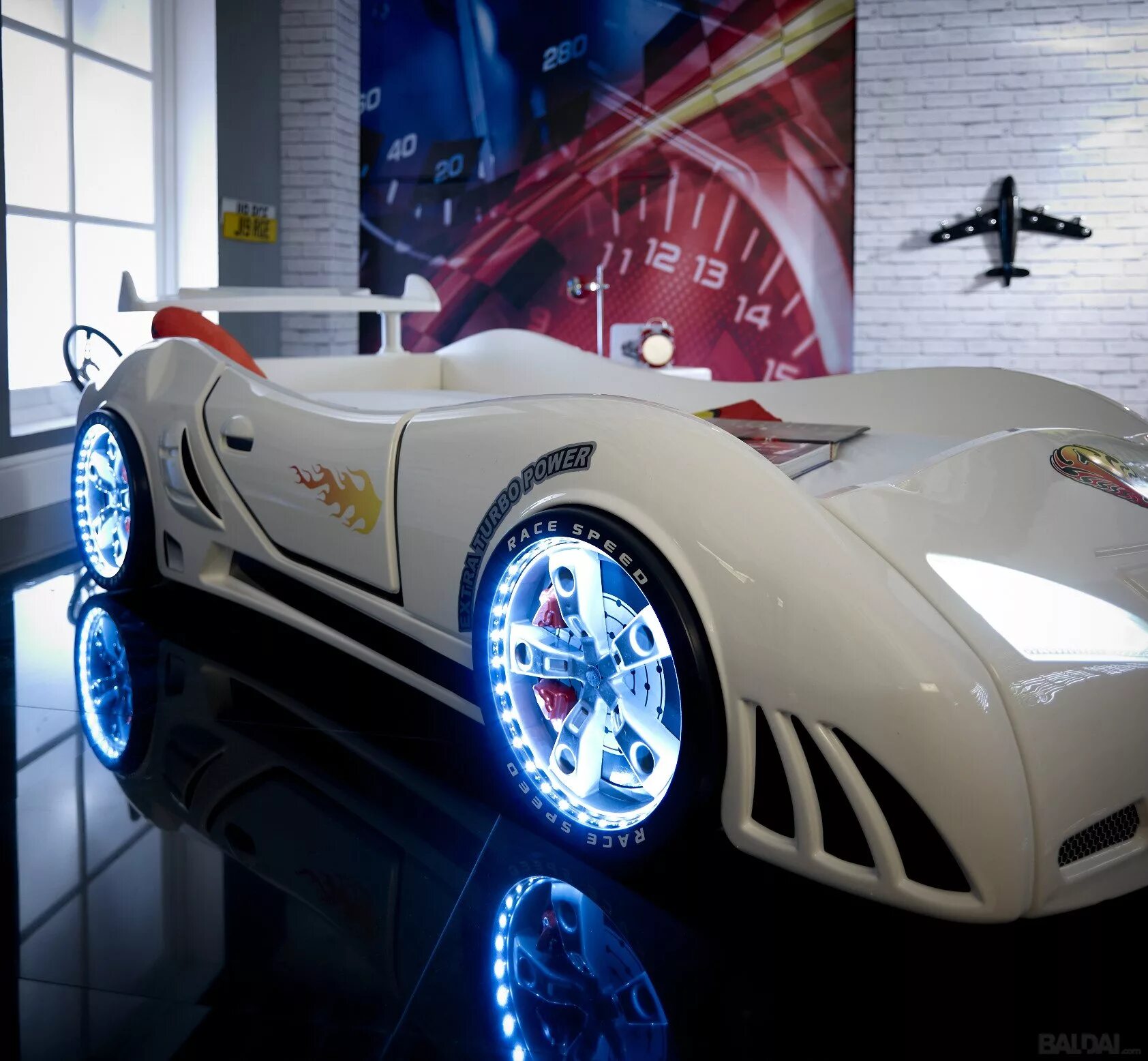 кровать машина колесами