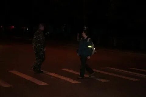 Пешеход в темной одежде