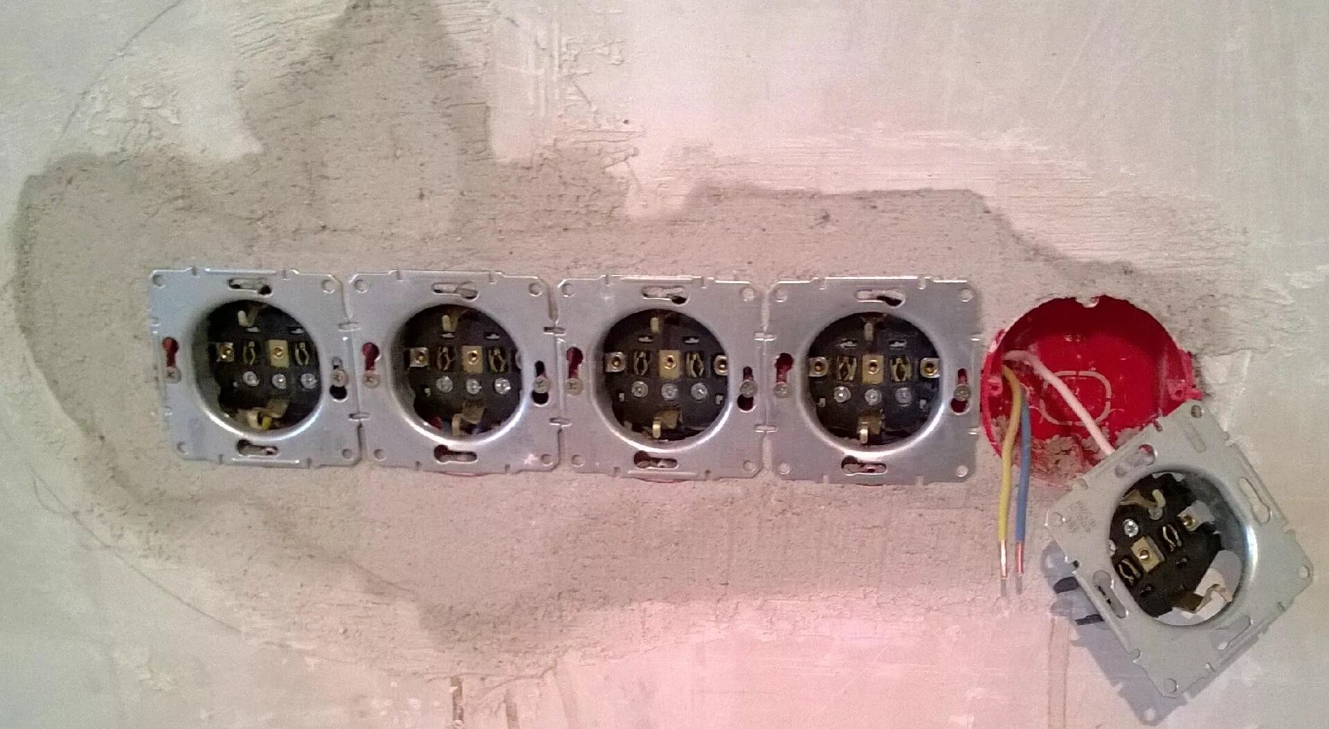 Выключатели в квартире. Установка розетки 4. Тройной блок розеток коммутация wago. Блок розеток на 3 розетки для скрытой проводки. Legrand quteo розетка 4.