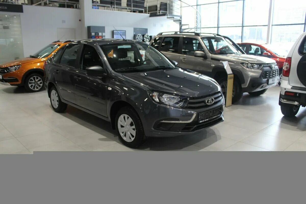 Девушка с грантой спорт. Lada granta drive active. Лада гранта рестайлинг 2021. Лада гранта белая с армянами. Воронеж автосалоны гранта.