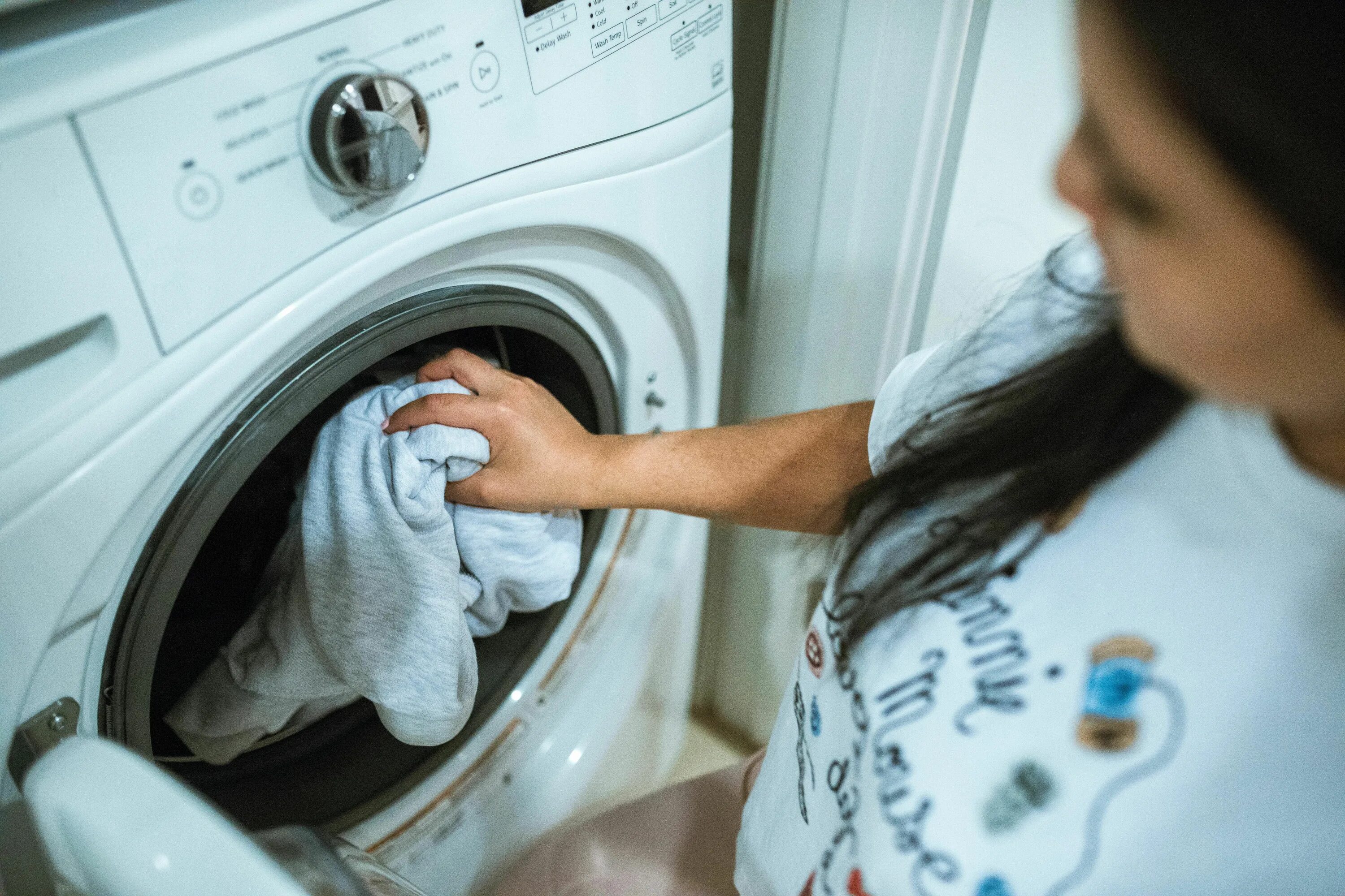 Запрещается стирать. Стиральная машинка с бельем. Фотосессия стирка. Laundromat™. Стирка картинки.