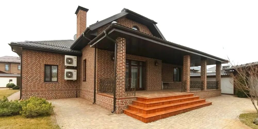 Кирпич облицовочный одноэтажный дом. Кирпичный дом. одноэтажный дом из кирпича. одноэтажный коттедж из кирпича. красивые фасады из кирпича.