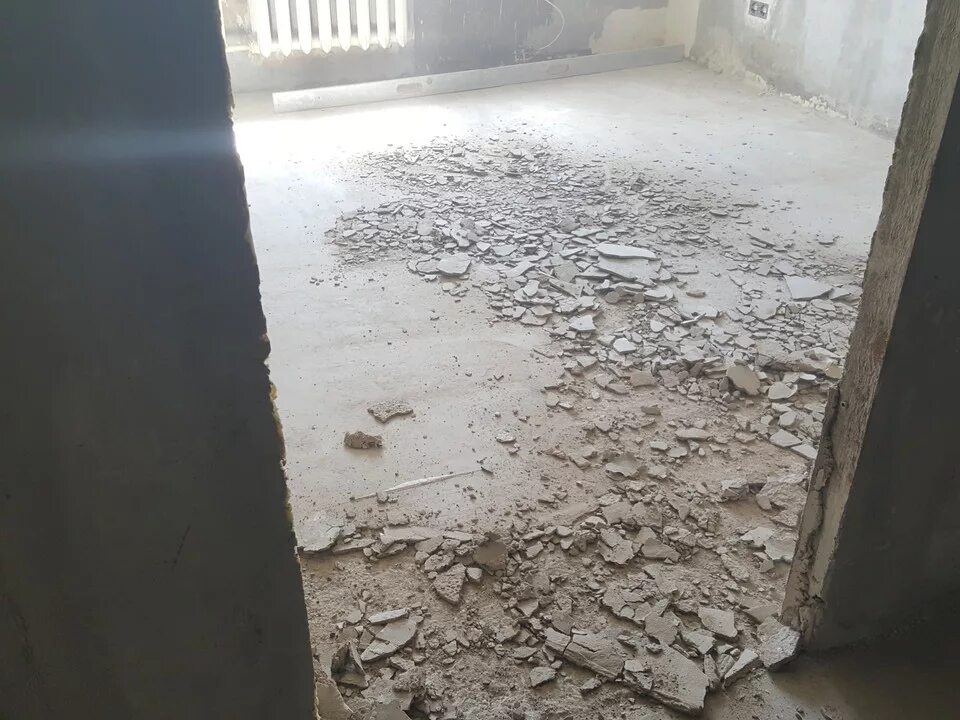 Демонтаж наливного пола. Демонтаж цементно-песчаной стяжки. демонтаж цементно-песч. стяжки. демонтаж бетонных полов. демонтаж бетонной стяжки пола.