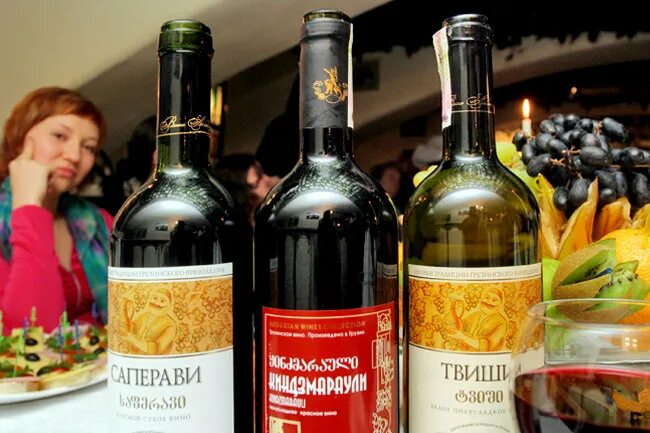 Марани твиши грузинское вино. Вино твиши белое грузия. Вино марани твиши. Вино твиши белое полусладкое грузия. Белое грузинское вино твиши.