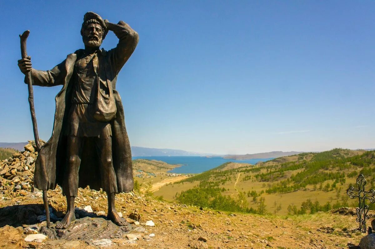 Памятник бродяге Ольхон. Памятник бродяге на Байкале. Памятник страннику Байкал.