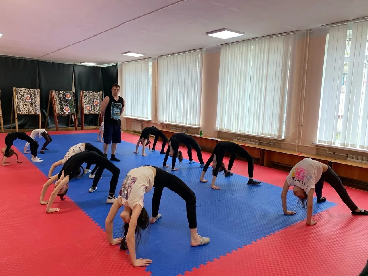 32 года здоровье. эмблема года здоровья. спортивные пожилые люди. еда на женщине. это хорошо или плохо для здоровья.