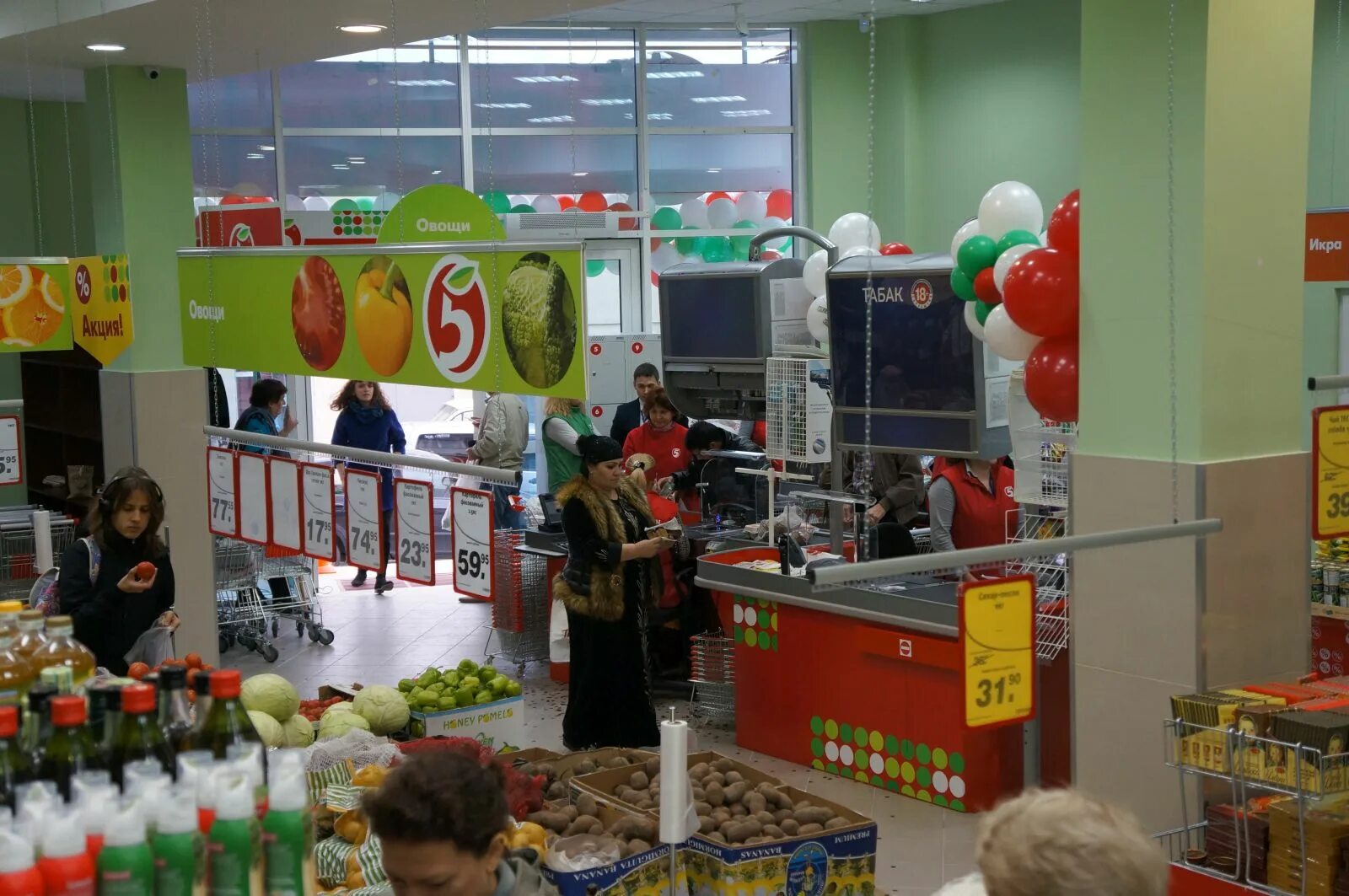 современные магазины пятерочка. супермаркет пятерочка. как выглядит пятерочка. торговая площадь пятерочки. пятерочка новый магазин.