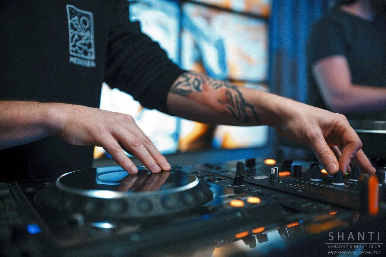 топ диджеев. диджей авичи. Zedd. топ диджеев. басы у диджея.