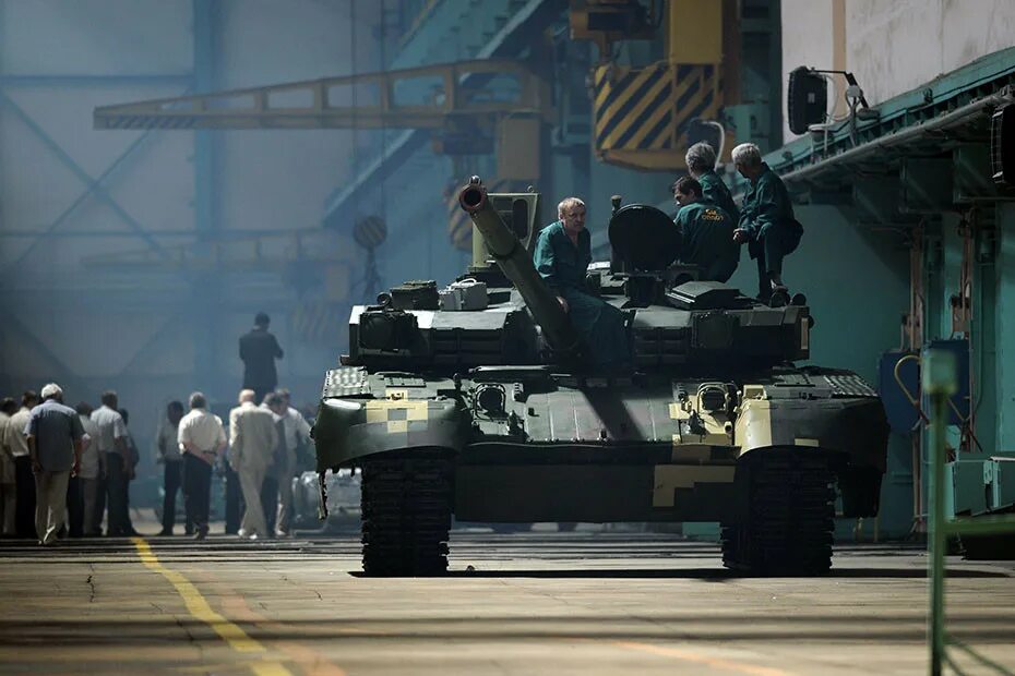 Завод в нижнем тагиле уралвагонзавод. Завод амз арзамас. Т-72 увз. Бтр 82 арзамасский машиностроительный завод. Оборонный комплекс.