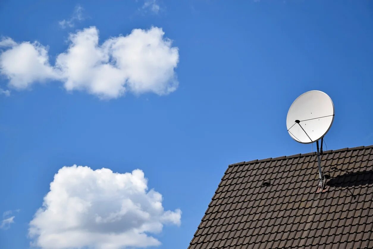Кронштейн для спутниковой антенны на крышу. Спутниковая тарелка на крыше. Тарелка на крыше. Спутниковая тарелка на доме. Тарелка на крыше дома.