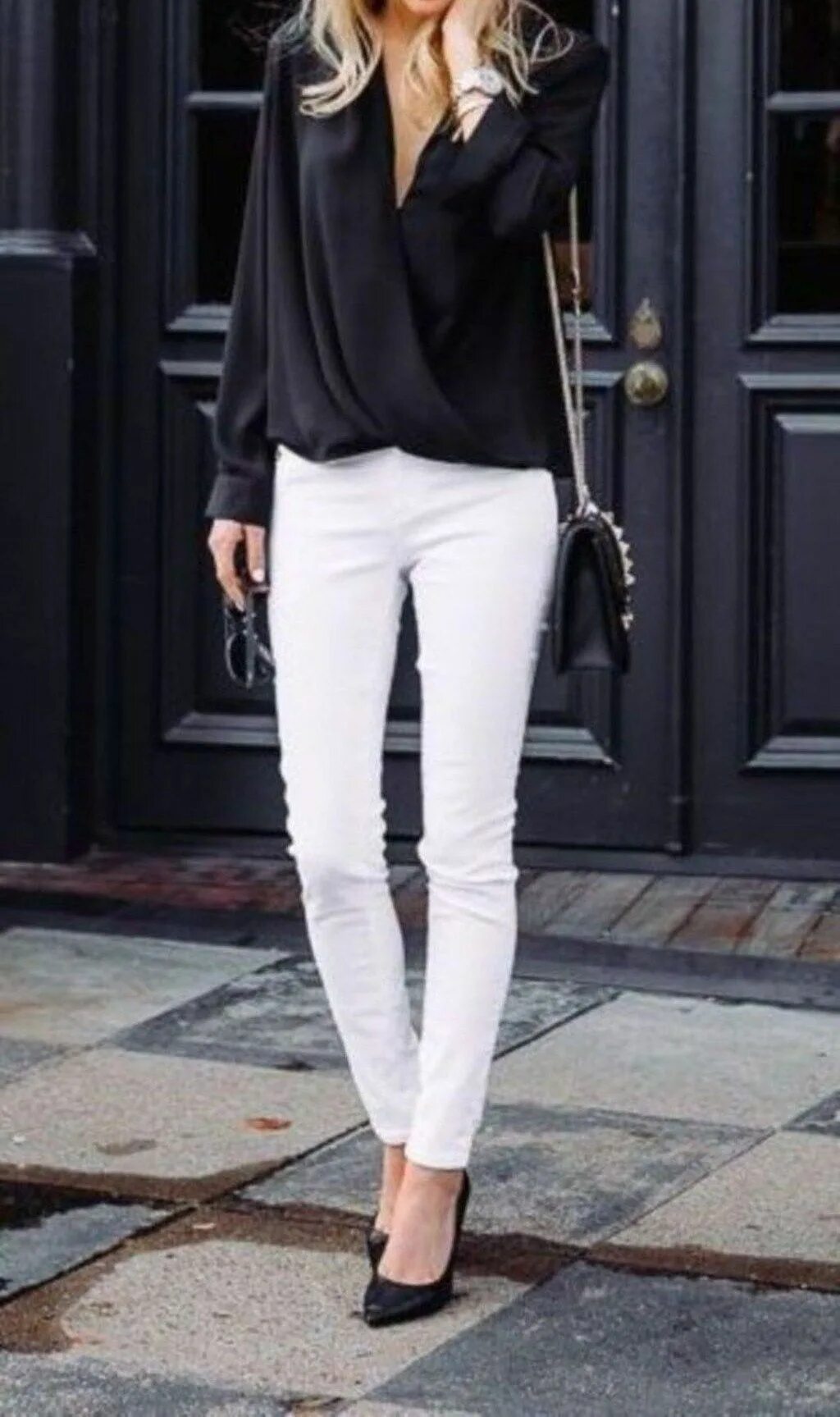 Белая кофта черные штаны. Стильные классические образы. Классический образ. Белая блузка и черные брюки. Белая рубашка и черные джинсы.