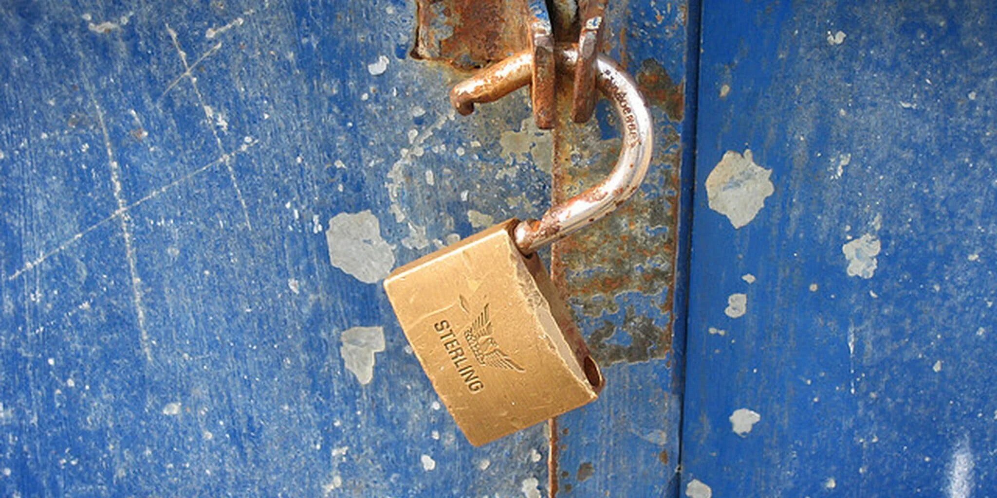 Следы взлома навесного замка. Сломался навесной замок. Слом замков. Замок навесной гаражный на воротах. Сломанный дверной замок.