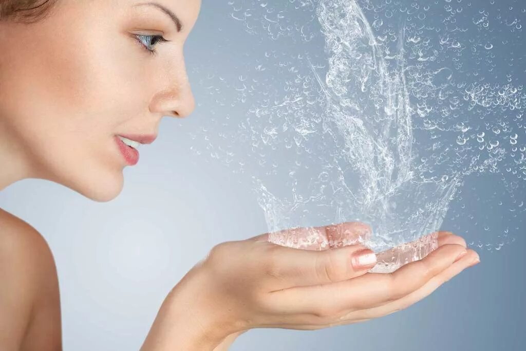 Water cleanser. Увлажнение кожи. Женщина умывается. Девушка умывается водой. Увлажнение кожи лица.