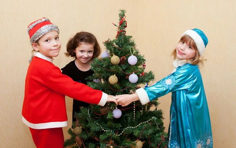 Новогодний хоровод в детском саду. Фото детей елки. Люцифер с новым годом. Дети наряжают елку. Дети возле елки.