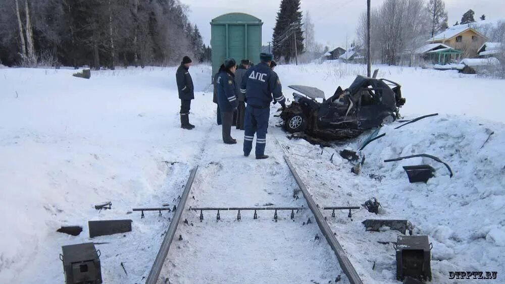 Подслушано в сортавала происшествия. Авария на Железнодорожном переезде. ДТП В Сортавала на переезде. Авария на переезде зимой.