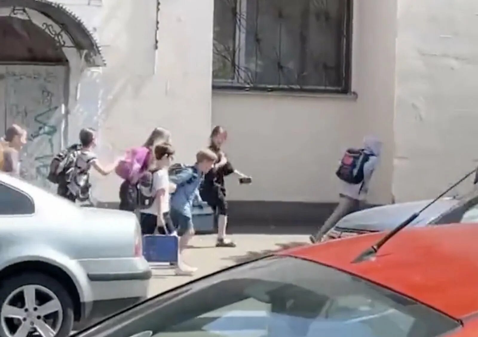 Дети дд. Киевские дети бегут. Киевские дети бегут от взрывов.