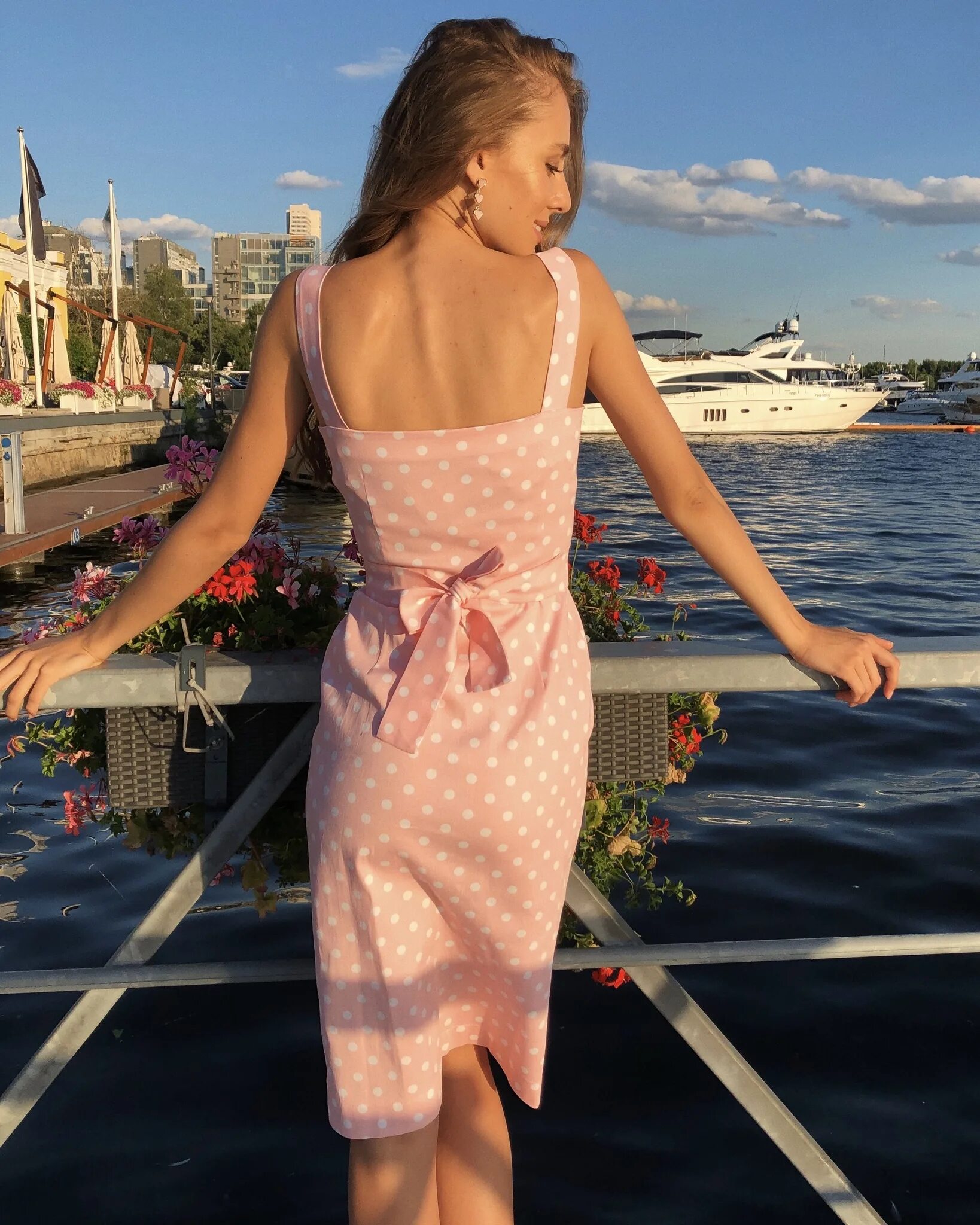 Где то девочка в розовом сарафане. Девушка в розовом сарафане. девушка в розовом сарафане на берегу. крымские девушки в платьях. девушка в розовом сарафане платье.